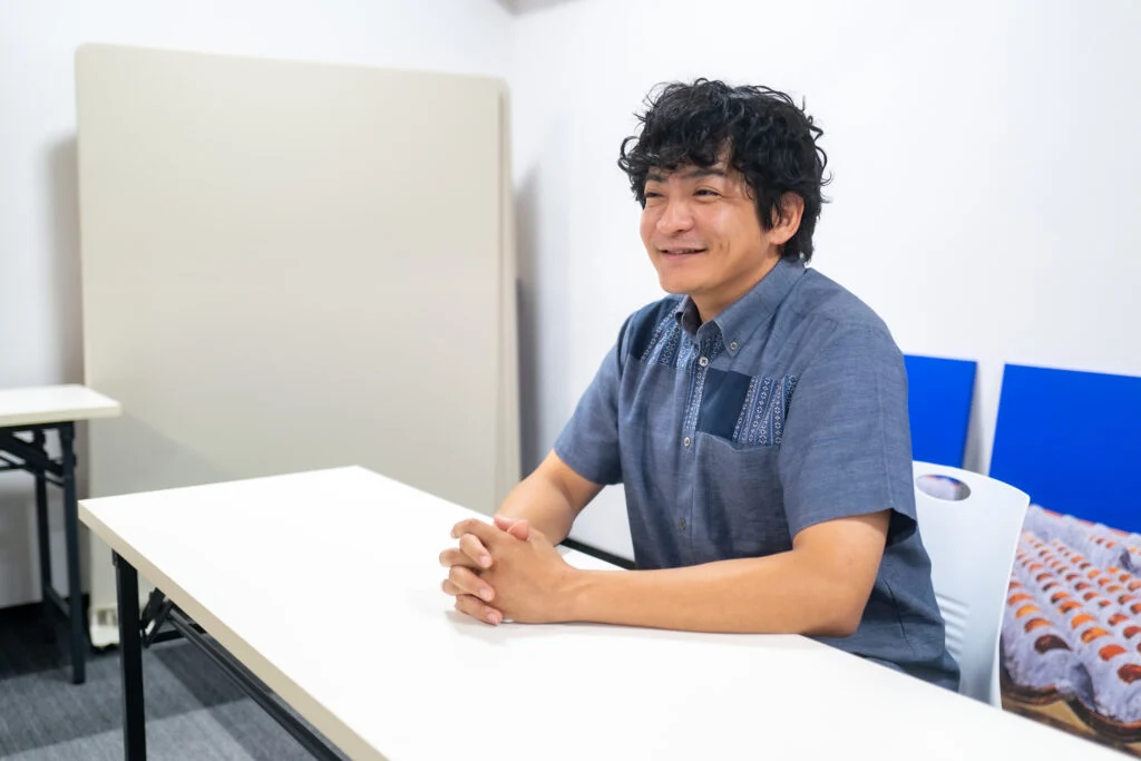 インタビューに答える松本さん