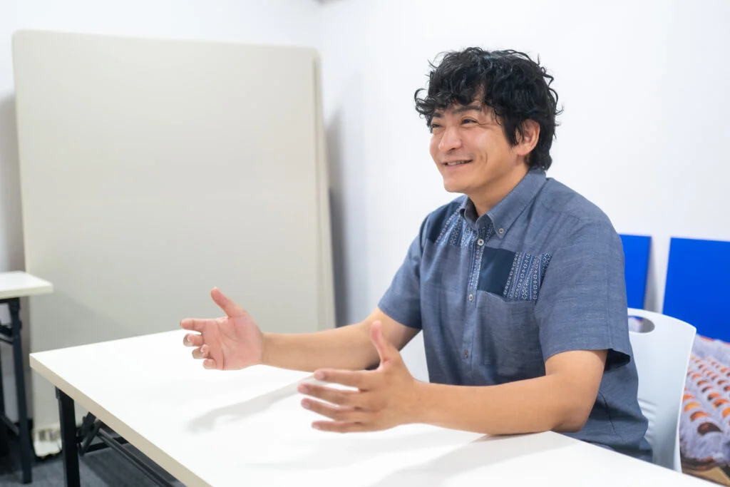 インタビューに応じる松本さん